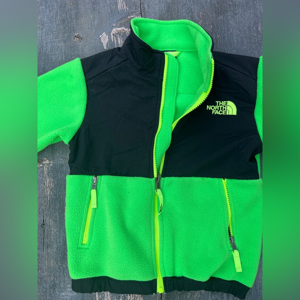NORTH FACE YOUTH DENALI JACKET - SIZE XS. (UP CLOSE PHOTOS)
